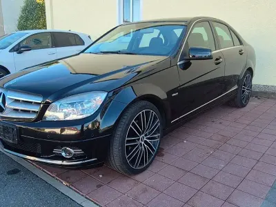 Używany Mercedes C220 Avantgarde 170 KM (125 kW) 2010 Czarny Sedan/Limuzyna