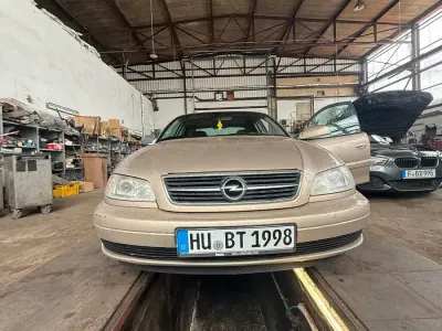 Używany Opel Omega 144 KM (105 kW) 2001 Złoty Sedan/Limuzyna