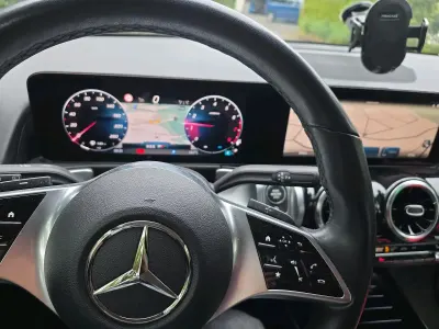 Gebraucht Mercedes GLB200 163 PS (119 kW) 2024 Grau SUV