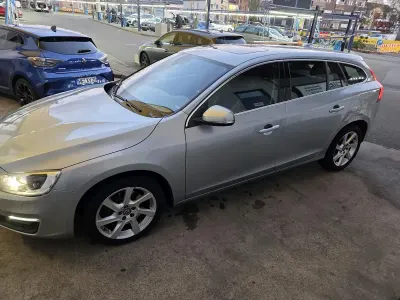 Gebraucht Volvo V60 Momentum 215 PS (158 kW) 2015 Silber Kombi