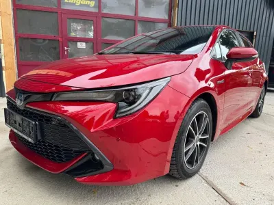 Gebraucht Toyota Corolla Hybrid Club 152 PS (111 kW) 2019 Rot Limousine