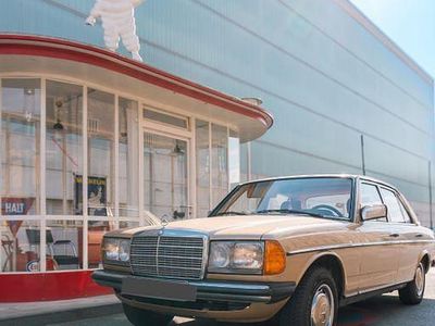 Gebraucht Mercedes 230 136 PS (100 kW) 1984 Gold Limousine