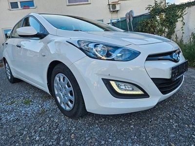 Weiß Gebraucht 2014 Hyundai i30 Intro Edition Limousine | 8.999 € (Fairer Preis)
