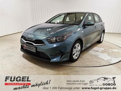 Gebraucht Kia Ceed Play 120 PS (88 kW) 2023 Yucca steel Kleinwagen
