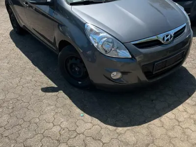 Gebraucht Hyundai i20 90 PS (66 kW) 2012 Grau Kleinwagen