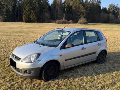 Gebraucht Ford Fiesta Trend 82 PS (60 kW) 2009 Silber Kleinwagen