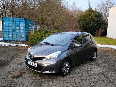 Gebraucht Toyota Yaris 69 PS (50 kW) 2014 Grau Kleinwagen