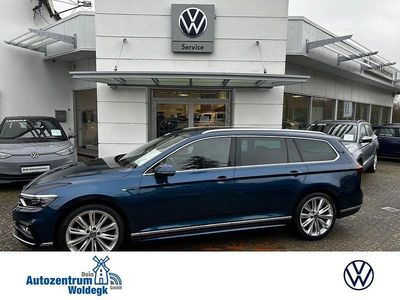 Aquamarinblau metallic (metallic) Gebraucht 2023 VW Passat Elegance Kombi | 37.500 €