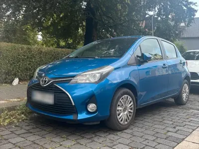 Gebraucht Toyota Yaris 73 PS (53 kW) 2015 Blau Kleinwagen