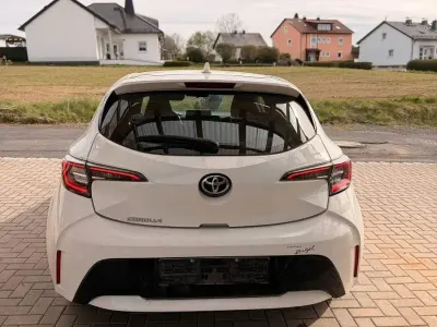 Używany Toyota Corolla 116 KM (85 kW) 2020 Biały Sedan/Limuzyna