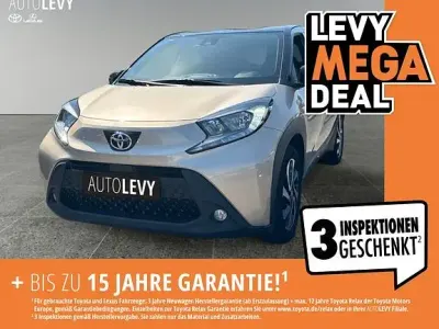 Gebraucht Toyota Aygo X Basis 72 PS (52 kW) 2023 Ginger beige metallic/ night sky black SUV