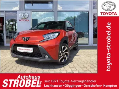 Neu Toyota Aygo X 72 PS (52 kW) 2025 Chili red perleffekt/dach myst SUV