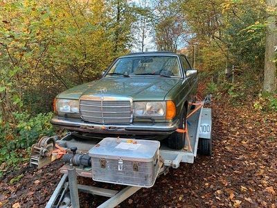 Gebraucht Mercedes 230 136 PS (100 kW) 1977 Grün Coupé
