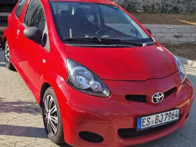 Używany Toyota Aygo 68 KM (50 kW) 2010 Czerwony Hatchback