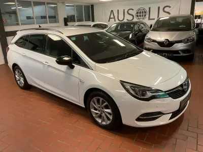 Używany Opel Astra Elegance 130 KM (95 kW) 2022 Biały Hatchback