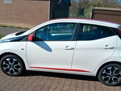 Używany Toyota Aygo Team 75 KM (55 kW) 2020 Biały Hatchback