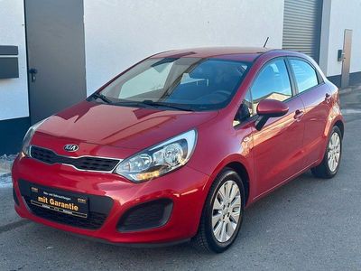 Gebraucht Kia Rio DREAM-TEAM Edition 109 PS (80 kW) 2013 Rot Limousine