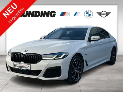 Gebraucht BMW 545e Sport Line 394 PS (289 kW) 2023 Weiß Limousine