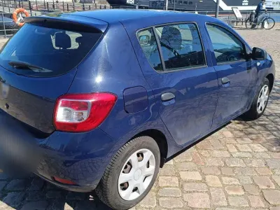 Używany Dacia Sandero 75 KM (55 kW) 2014 Niebieski Sedan/Limuzyna