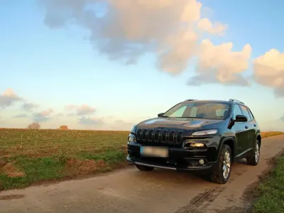 Käytetty Jeep Cherokee 200 HP (147 kW) 2015 Musta Katumaasturi