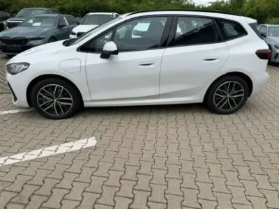 Gebraucht BMW 230e Active Tourer M Sport 326 PS (239 kW) 2026 Weiß Van / Kleinbus