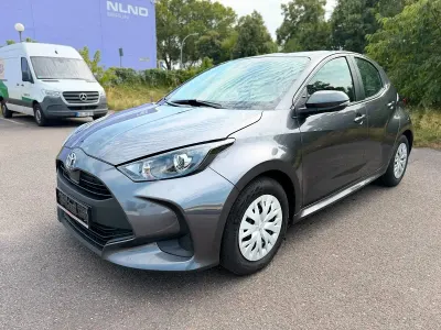 Gebraucht Toyota Yaris Hybrid Business Edition 92 PS (67 kW) 2023 Grau Kleinwagen
