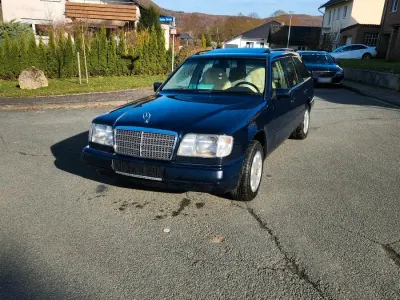 Używany Mercedes E280 193 KM (141 kW) 1995 Niebieski Kombi
