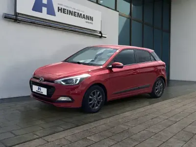 Gebraucht Hyundai i20 101 PS (74 kW) 2017 Rot Limousine