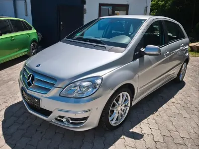 Używany Mercedes B180 116 KM (85 kW) 2011 Srebrny Minivan