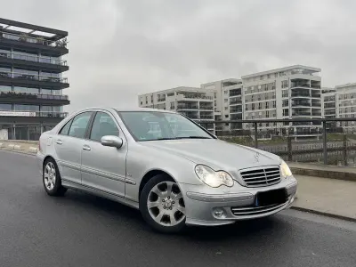 Używany Mercedes C280 231 KM (169 kW) 2006 Srebrny Sedan/Limuzyna