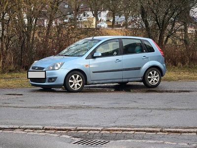 Blau Gebraucht 2006 Ford Fiesta Ghia Kleinwagen | 650 € (Fairer Preis)