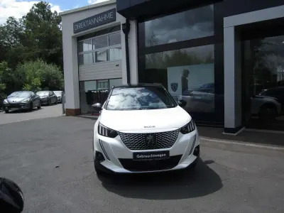 Gebraucht Peugeot e-2008 GT 100 kW (136 PS) 2022 Perlmuttweiß SUV