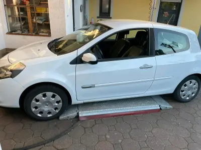 Gebraucht Renault Clio III 75 PS (55 kW) 2011 Weiß Kleinwagen