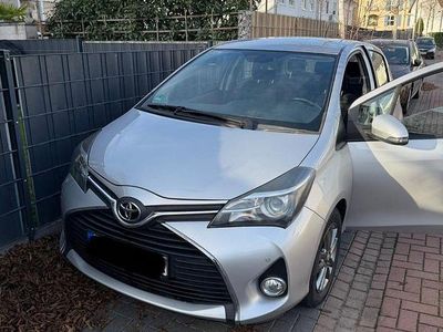 Grau Gebraucht 2016 Toyota Yaris Kleinwagen | 10.900 € (Fairer Preis)