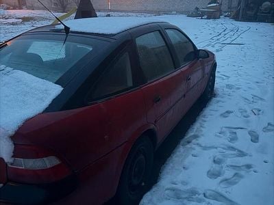 Rot Gebraucht 1996 Opel Vectra Limousine | 600 €