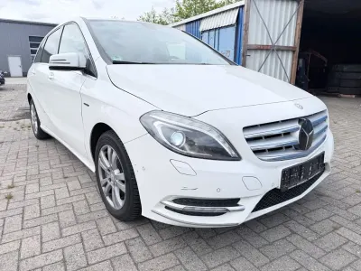 Gebraucht Mercedes B180 109 PS (80 kW) 2012 Weiß Kleinwagen