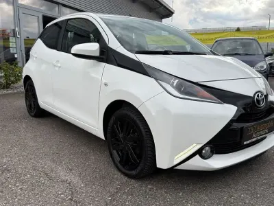 Używany Toyota Aygo X-play 69 KM (50 kW) 2016 Biały Hatchback