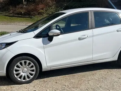 Gebraucht Ford Fiesta 82 PS (60 kW) 2014 Weiß Kleinwagen