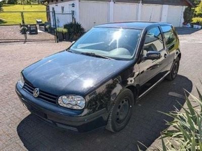 Schwarz Gebraucht 2002 VW Golf IV Kombi | 1.900 € (Etwas zu teuer)