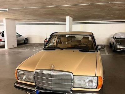 Second-hand Mercedes 200 108 CP (79 kW) 1982 Bej Berlinǎ