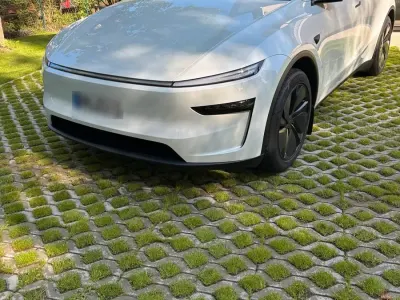 Second-hand Tesla Model Y 220 kW (300 CP) 2025 Alb SUV