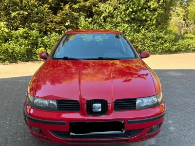 Begagnad Seat Leon 101 HK (74 kW) 2005 Röd Halvkombi