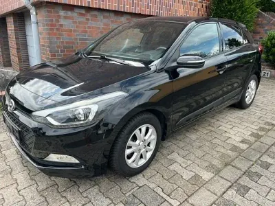 Gebraucht Hyundai i20 Classic 84 PS (61 kW) 2018 Schwarz Limousine