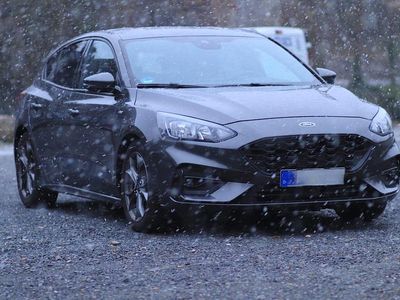 Grau Gebraucht 2018 Ford Focus ST-Line Limousine | 9.000 € (Fairer Preis)