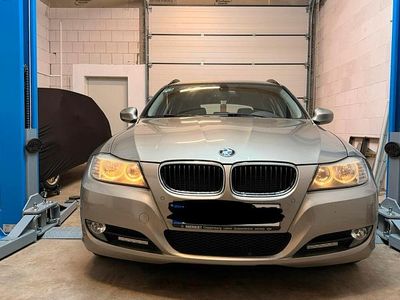 Gebraucht BMW 318 143 PS (105 kW) 2012 Gold Kombi