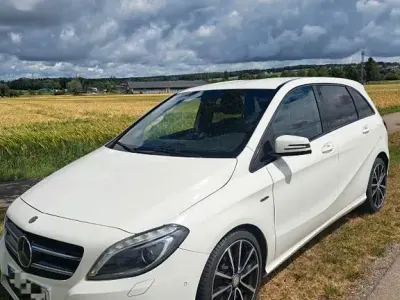 Gebraucht Mercedes B180 122 PS (89 kW) 2012 Weiß Kleinwagen