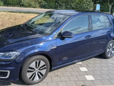Gebraucht VW e-Golf 100 kW (136 PS) 2019 Blau Kleinwagen
