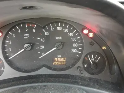 Usata Opel Corsa 70 CV (51 kW) 2004 Argento Utilitaria