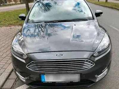 Gebraucht Ford Focus Titanium 120 PS (88 kW) 2018 Grau Kombi