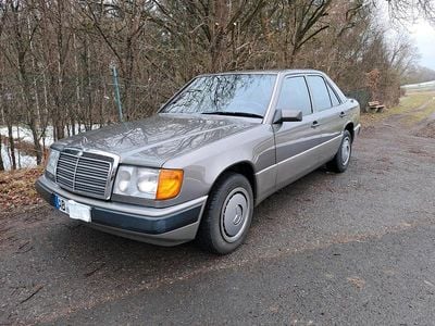 Grau Gebraucht 1990 Mercedes E230 Limousine | 8.900 €
